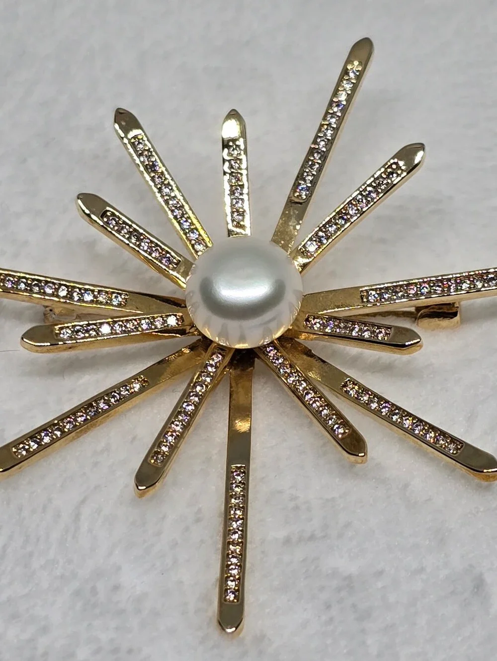 Large Gold Tone Starburst Sunburst Faux Pearl Crystal Brooch Pin 2¼
